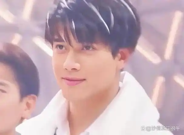 郭富城因为一个摇头的视频再次引发关注,作为四大天王之一的他在年轻