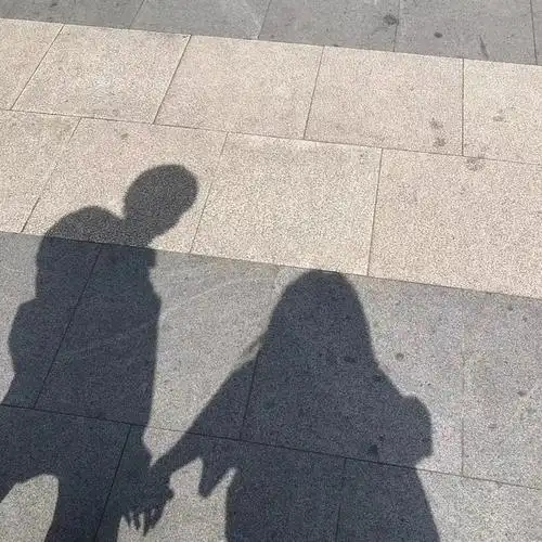 姐妹们有和npy的牵手照或背影照之类的吗?可以借用下吗.