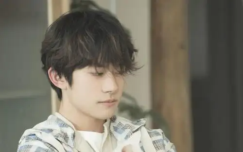 小鲜肉易烊千玺清爽干净卷发阳光迷人写真