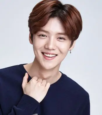 展开全部 纹理烫中分发型 这个需要去店里仔细弄了,希望能帮助你.