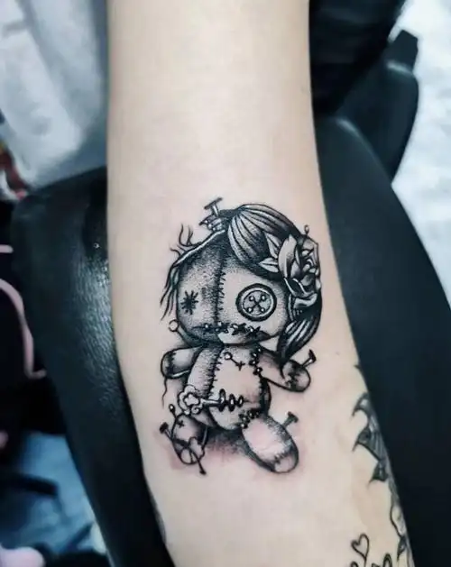 暗黑小图纹身图片_手臂点刺娃娃纹身图案