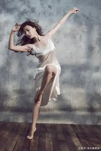 陈数演身穿白色吊带睡衣好身材尽收眼底.妩媚动人风情万种