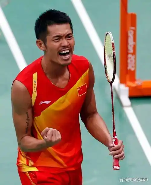 "林丹的白色超短裤大挑战:叉开腿的魅力,谁能抵挡?"_时尚_领域_身材