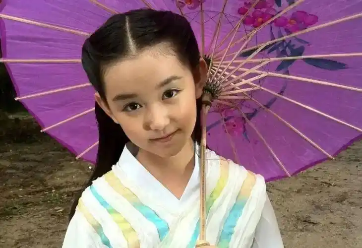 深陷合约纠纷,00后小花蒋依依,还能翻身吗?_腾讯新闻