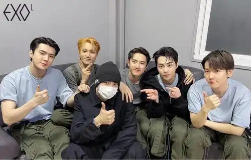 灿烈入伍摸头照来啦!其乐融融一家人