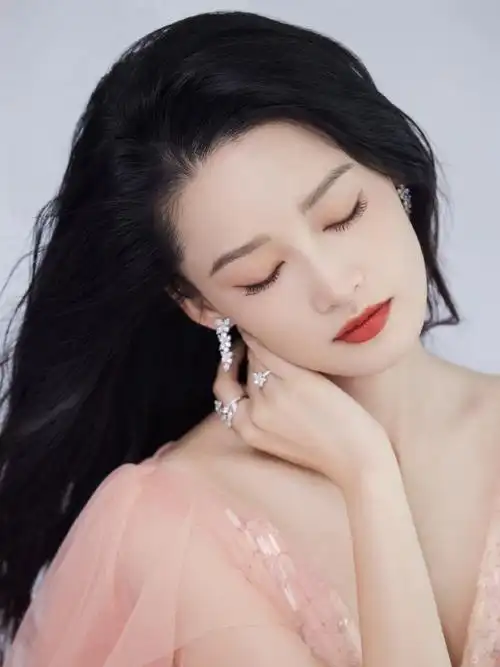 李沁超话今晚八点,和@李沁相约#央视中秋晚会#,共赏江畔中秋月,同度