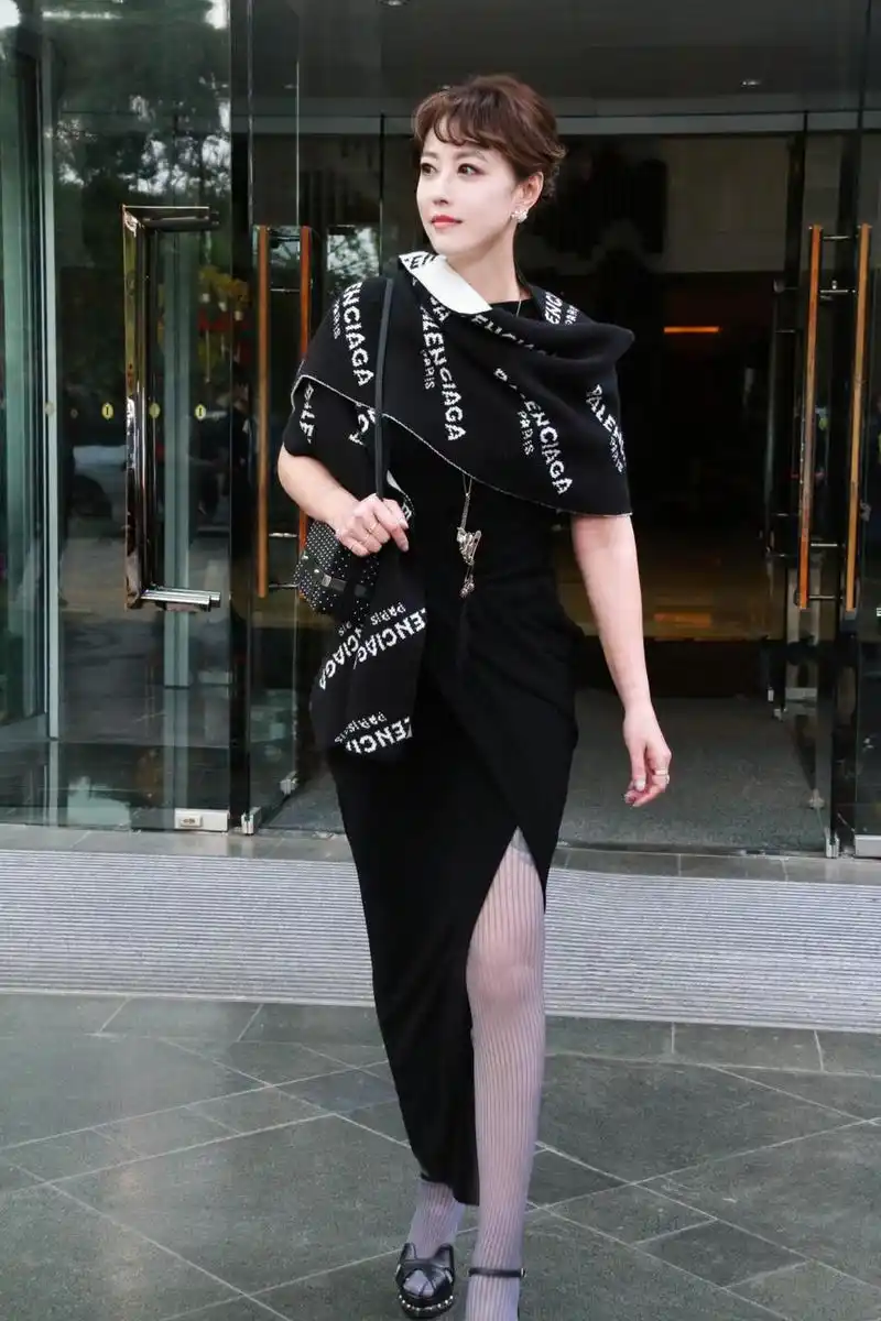 组图:周海媚为《战狼2》颁奖 开叉黑裙秀美腿_高清图集_新浪网