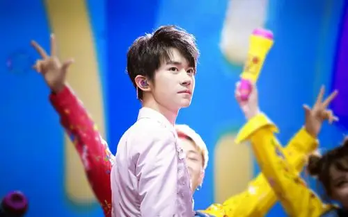 最新帅气易烊千玺壁纸_散发魅力的易烊千玺