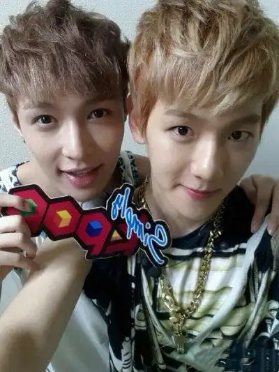 边伯贤为队友新专辑应援这句话被指排斥张艺兴