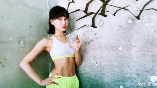 组图黄龄健身大秀马甲线自称爱蹭酒店免费健身房