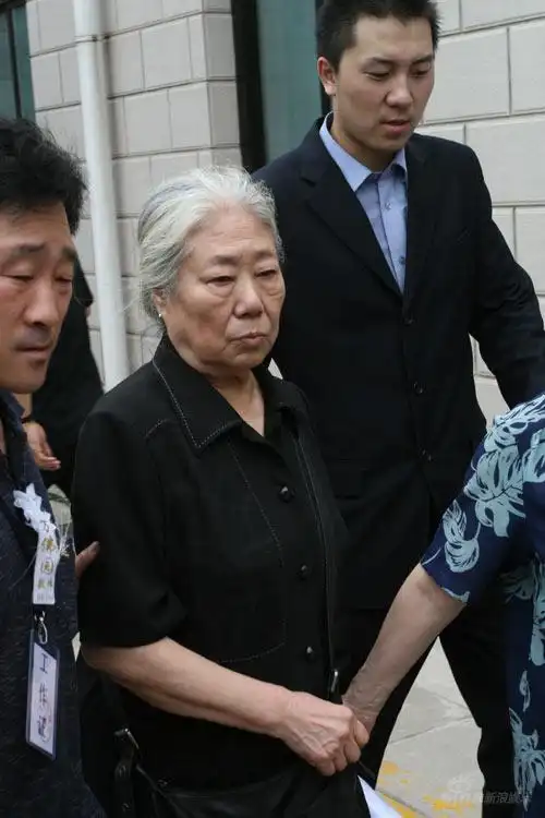 演员文兴宇逝世专题 正文  新浪娱乐讯 文兴宇追悼会及遗体告别式于3