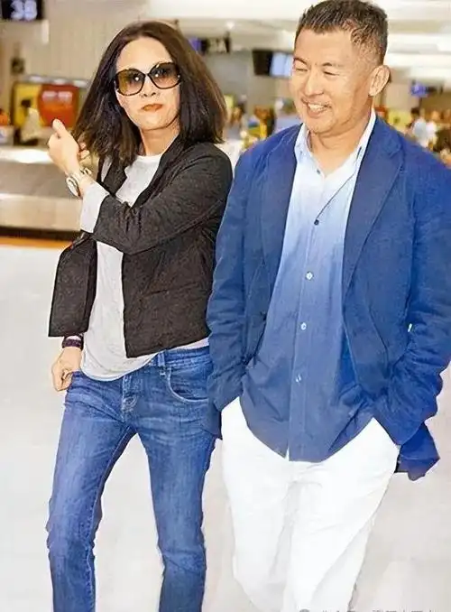 那英一家三口罕见合体走机场女儿甜美可人老公帅气她真老了