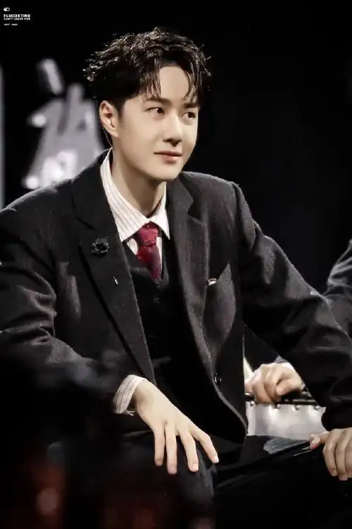 王一博##王一博电影热烈#西装领带马甲格纹衬衫!我去,真帅!