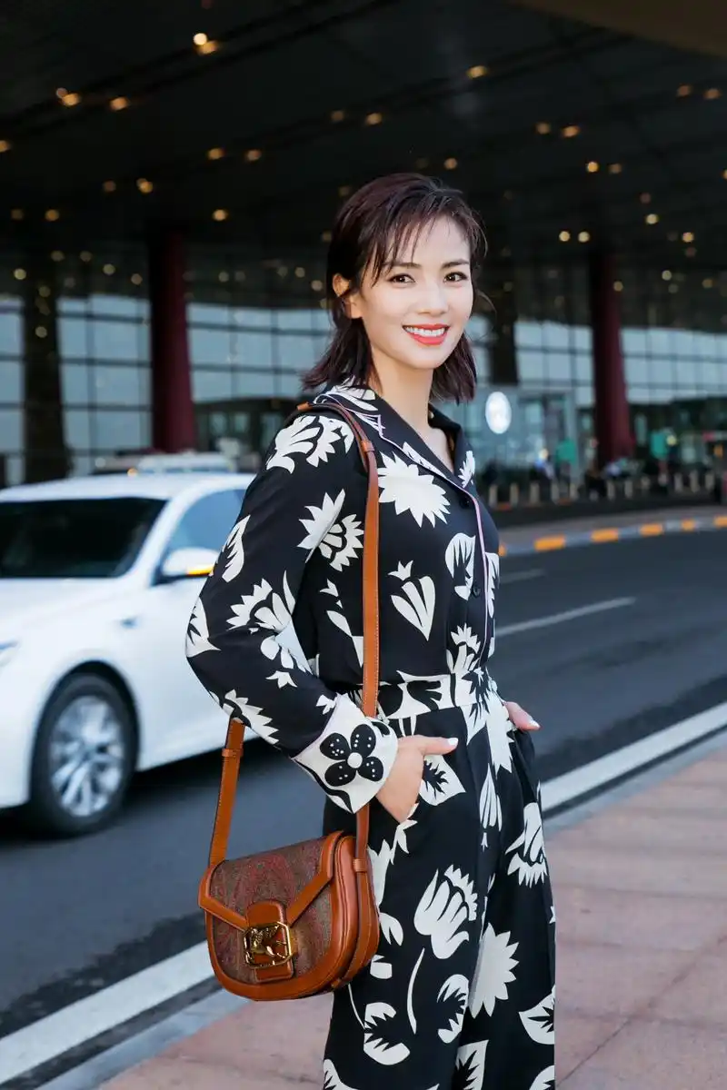 刘涛前往戛纳国际电影节睡衣装惬意洒脱