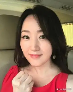 杨钰莹终究是老了在美颜下看似年轻但身材却暴露了真是年龄