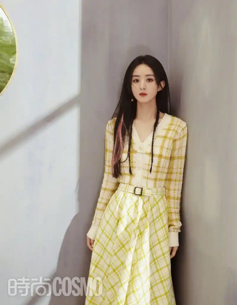 消息赵丽颖时尚cosmo六月刊单人封面解锁粉色挑染直发展现girlcrush