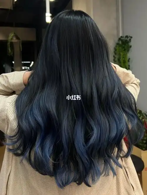 蓝黑色渐变发尾染 保留头发原有质感 百搭耐看～头发掉色了也是自然