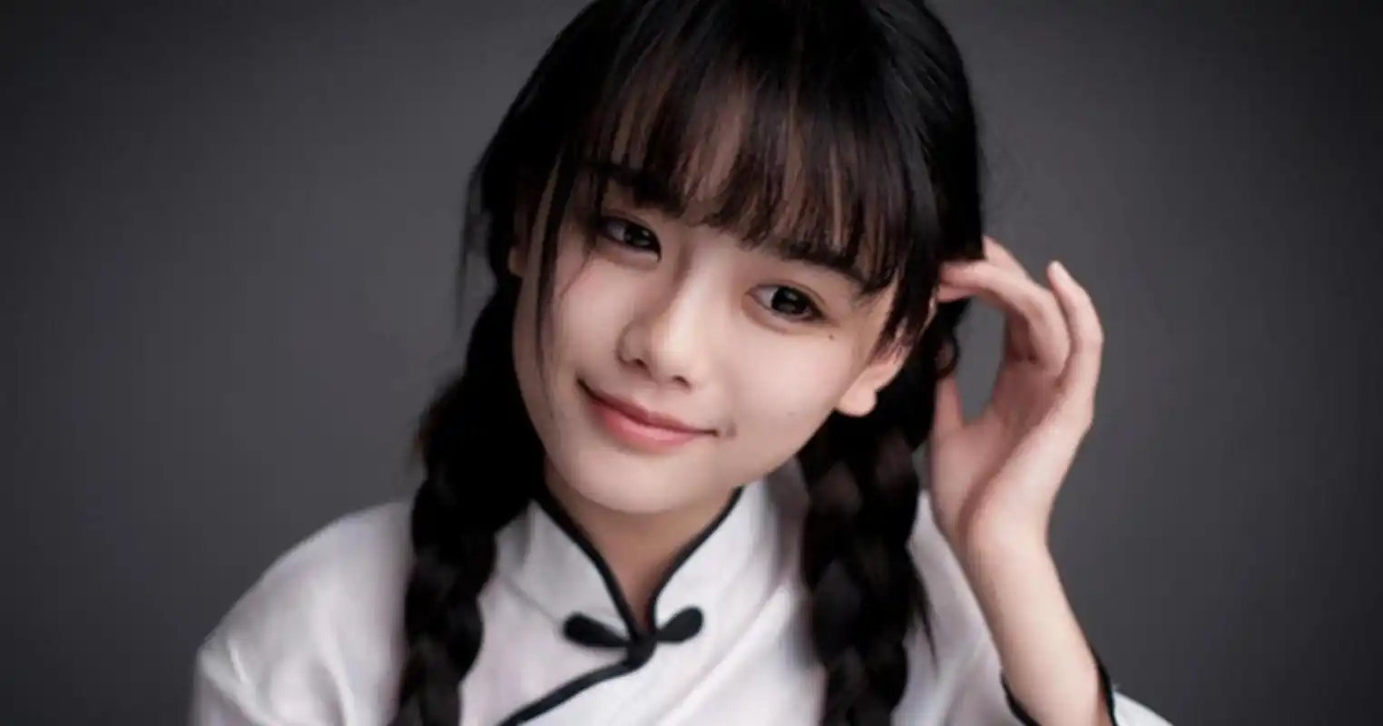 网红南笙结婚# 1月5日,有网友晒出了他与网红南笙的合影,南笙的易组