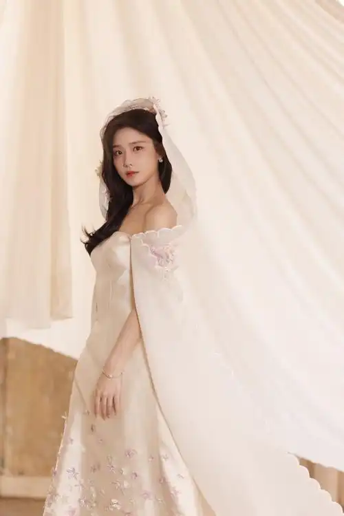 ss2024北京时装周##陈意涵月落花海裙造型