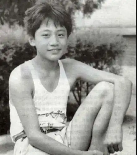 刘烨.小时候就一副痞子样.