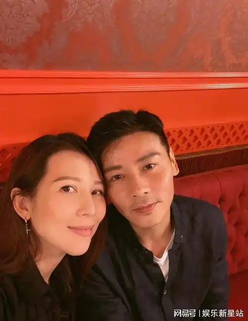 张晋蔡少芬夫妇低碳出行搭乘地铁自拍合影真是被他俩给甜到了