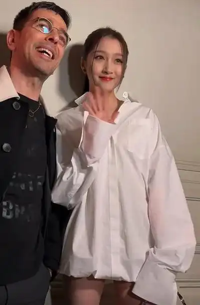 关晓彤扛住外媒生图镜头,龙须头和男友式白衬衫引吐槽,粉底惨白