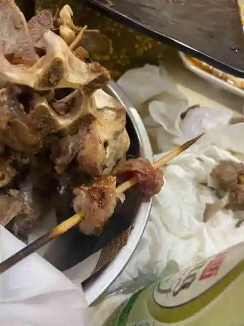 打分 100 /人 羊蝎子不怎么样就忍了,烤串不熟就往上上,后来重新烤都