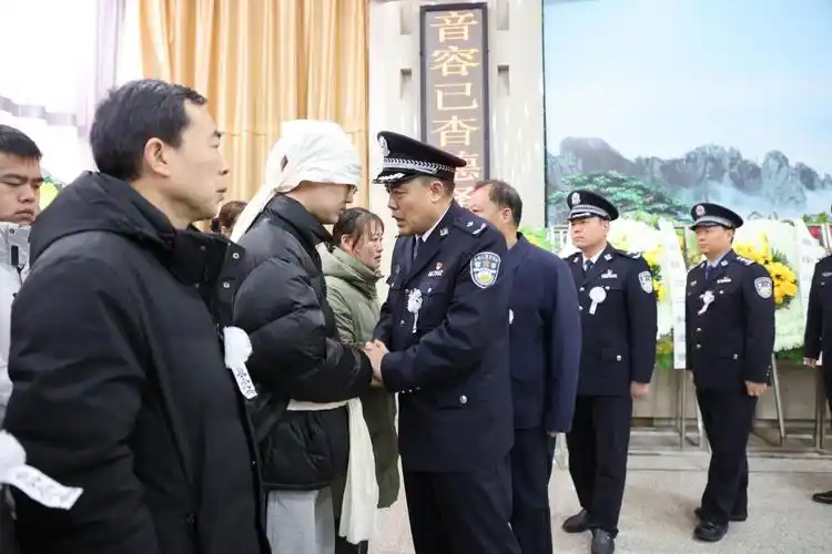 泪别战友因公牺牲民警徐占军遗体告别仪式举行