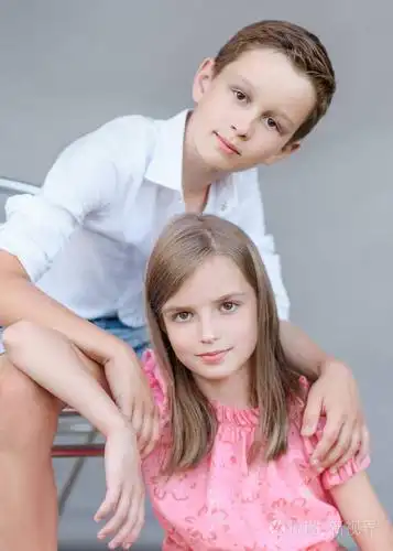 夏天一个男孩和女孩的肖像