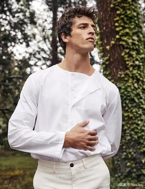 意大利男模特阿尔贝托·佩拉佐罗获得了运动科学博士学位