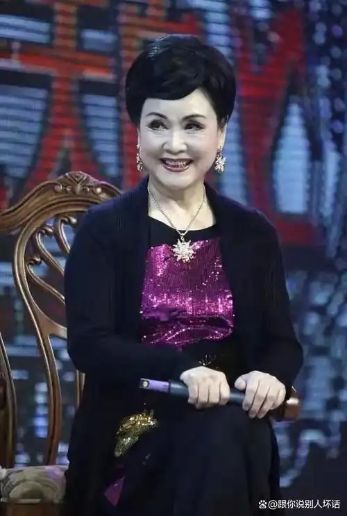 当看到李谷一摘掉假发后才知道当年惊艳歌坛的她还是低调了