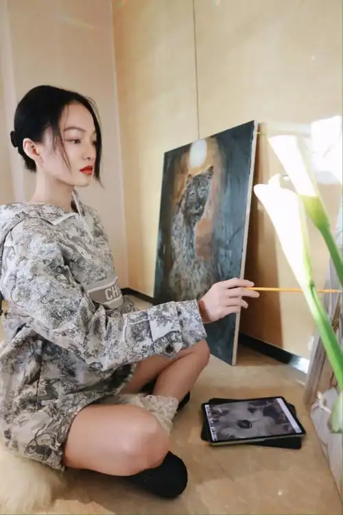 39岁张韶涵罕晒健身照穿紧身衣秀空中一字马纤瘦身材超养眼