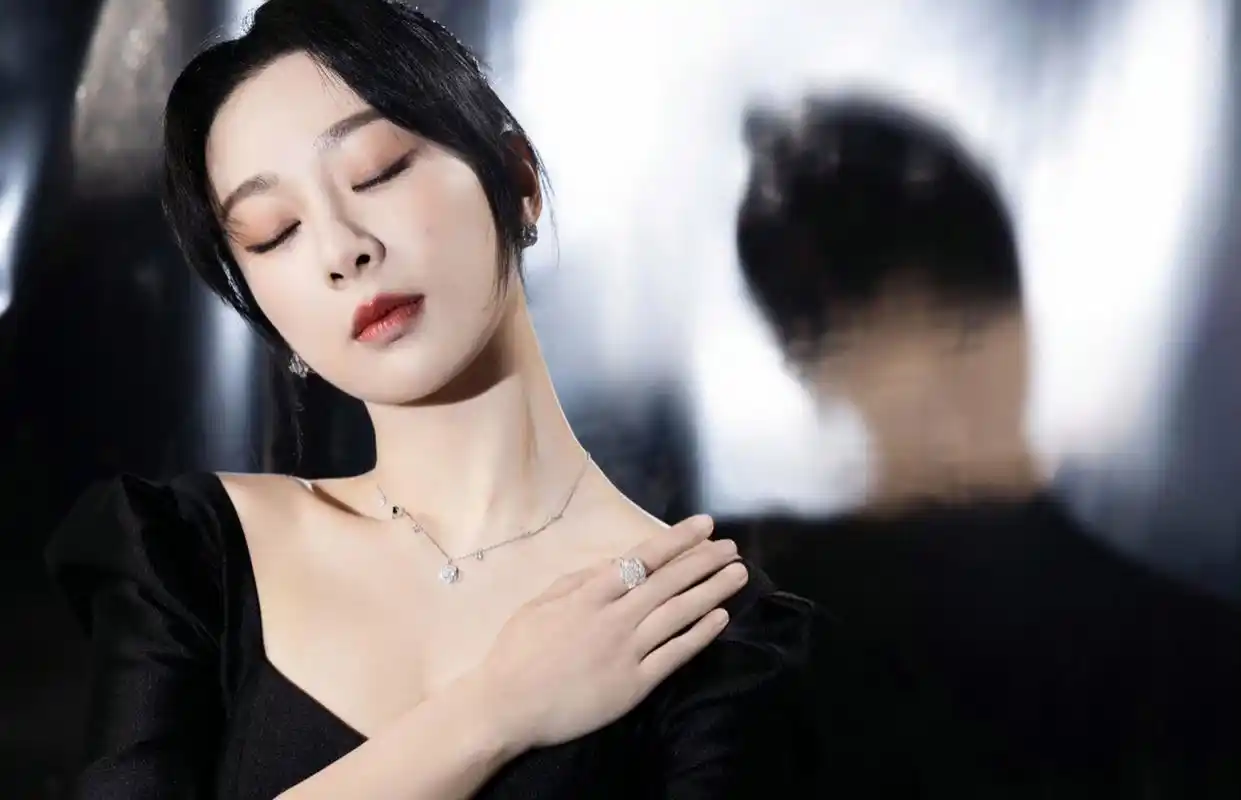 杨紫每当去塑造"酷"的表现力时,好像好多人都会感觉有一种硬凹氛围的