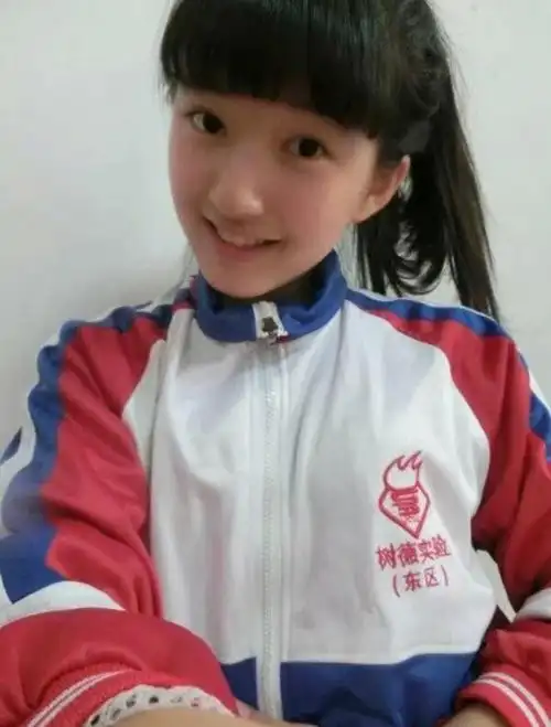 照片里赵露思的刘海厚重死板,但搭配上喜庆的绿色头饰看起来又有些