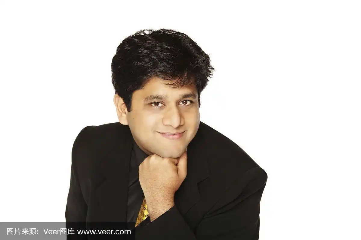 一个年轻的印度人的肖像(孤立在白人身上)