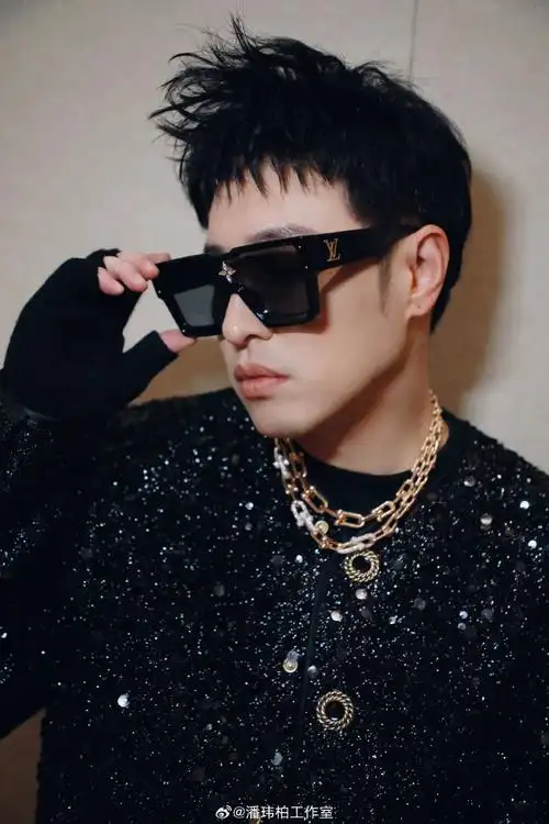 潘玮柏超话9115#潘玮柏浙江卫视跨年晚会#今晚我们将在声浪中燃成