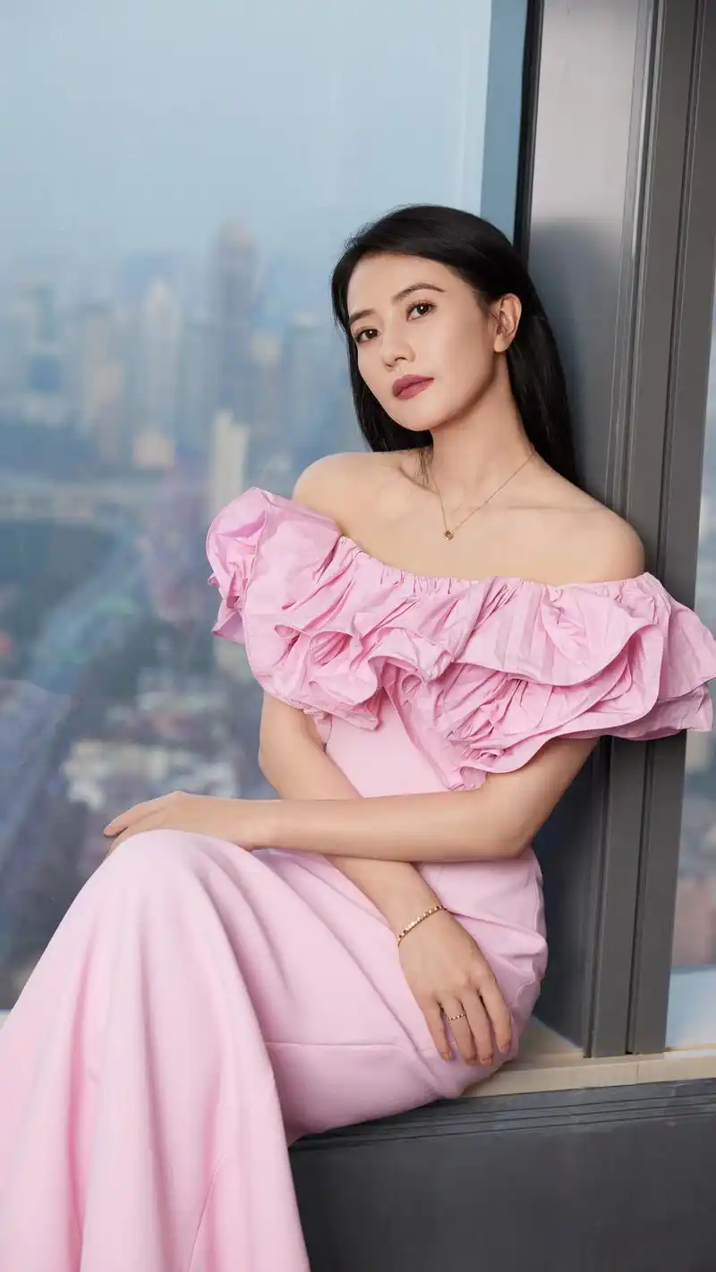 高圆圆壁纸风靡背后:娱乐市场审美趋势与商业价值深度解析 本期美女