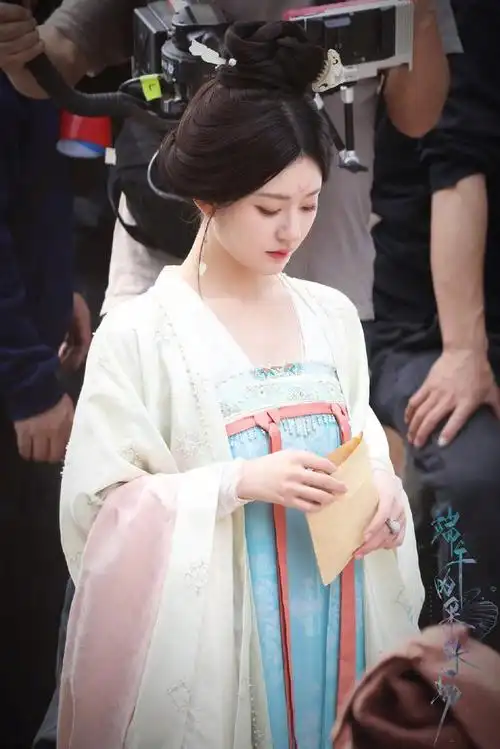 赵露思好好啊新剧杀青专门给粉丝订餐