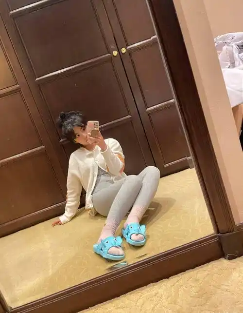 原创赖美云豪宅自拍荧光绿卫衣配牛仔短裤随意自在像极了在家的自己