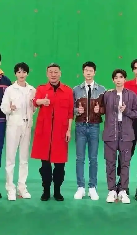 身高超过一米八,体重才120斤的5位男星,为了上镜比女明星还瘦_王俊凯