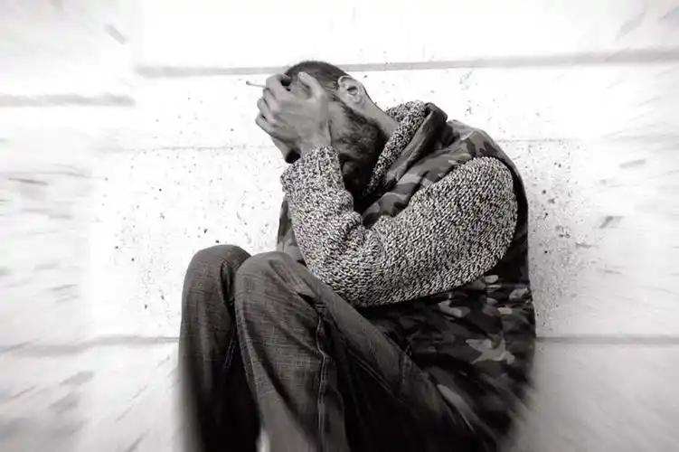 西方人,手,一个人,坐,横图,黑白,室外,白天,正面