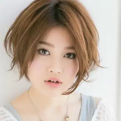 许多的大圆脸mm们也想剪上一款清爽的短发发型,可大圆脸适合什么样的