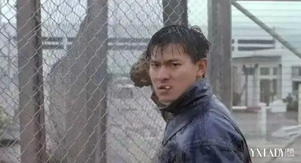 一起欣赏刘德华抽烟照片称第一次抽是剧情需要