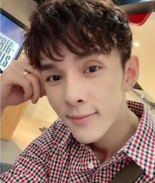 李佳琦素颜接受采访脸色苍白毫无精力你们还忍心催更新吗