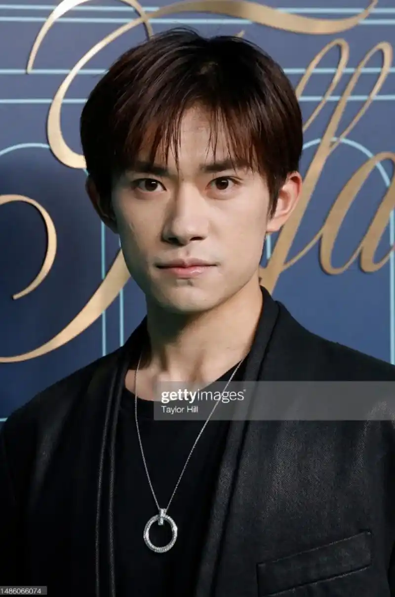 易烊千玺的粉丝又要破防了,蒂凡尼在ins上更新了品牌代言人易烊千玺的