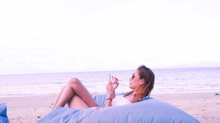 应采儿晒和陈小春海边度假照网友们纷纷心疼