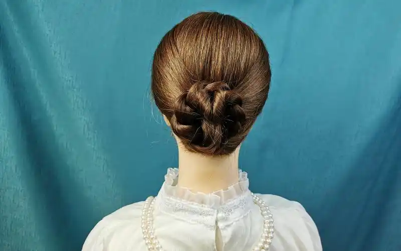 长发秋冬季这样盘发,不配发饰都好看,简单易学,收藏试试吧!