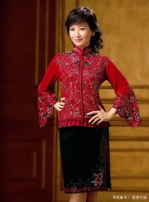 65岁刘晓庆气质好,穿小唐装气质典雅,同框向太,刘嘉玲毫无压力