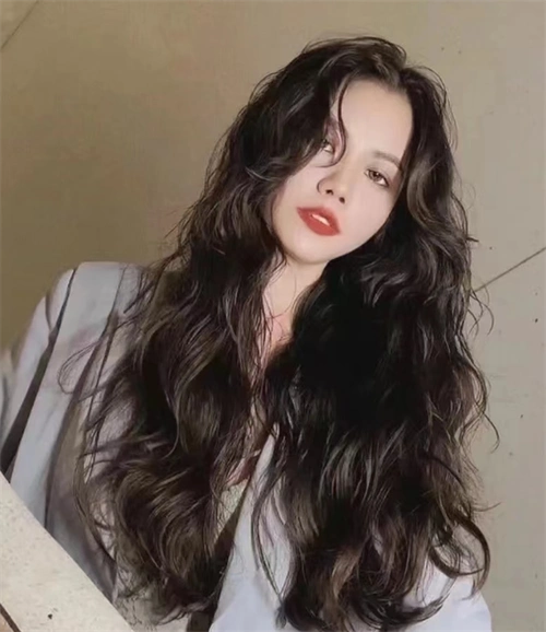 披肩麦穗卷发型,凸显女生饱满额头和尖尖下巴,让脸型更加饱满与耐看.