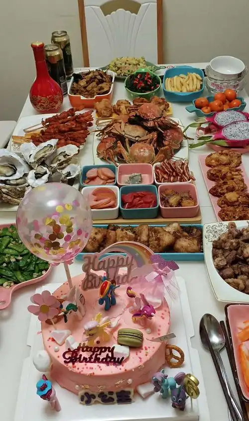 生日晚餐装备的好丰盛呀,谢谢外婆,姥爷,谢谢奶奶,谢谢爸爸妈妈精心的